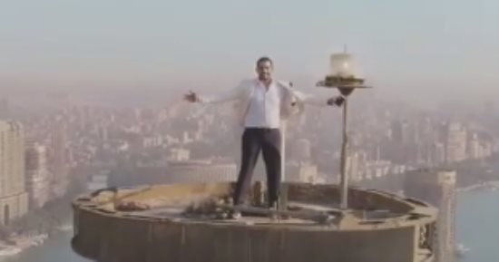 شاهد.. أحمد فلوكس من أعلى برج القاهرة: أهلا بيك فى مصر