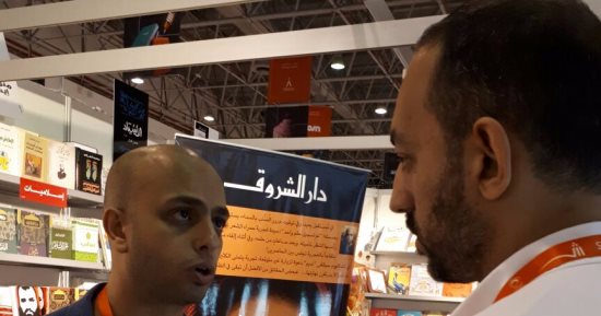 بمعرض الشارقة.. الكاتب أحمد مراد لـ"اليوم السابع": جيل نجيب محفوظ سقط فى فخ الاهتمام بالجوائز على حساب القارئ.. بدأت الكتابة لأصنع لابنتى تاريخًا وليس "بسبوسة".. و"اتمرمطت علشان أوصل للشباب"