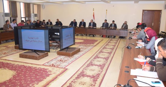 محافظ بنى سويف يبحث مع أعضاء التفتيش على البناء بالإسكان تطوير الإدارات الهندسية