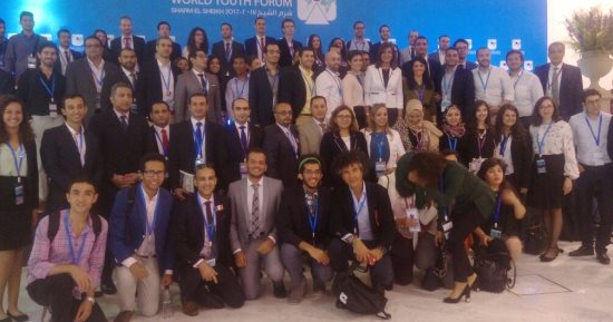 شباب المصريين فى الخارج يلتقطون الصور مع وزيرة الهجرة بمنتدى شباب العالم