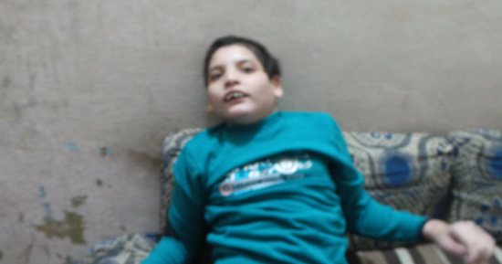 بالصور.. مأساة طفل بسوهاج يعانى ضمور فى المخ وعجز فى القدم وعلاجه مكلف