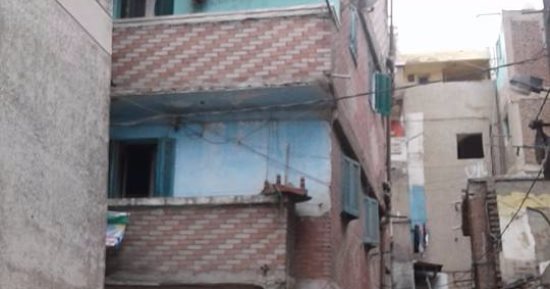 سكان مينا البصل فى الإسكندرية يحذرون من كارثة انهيار عقار آيل للسقوط