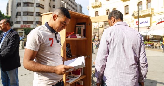 "ضع كتابًا وخذ آخر".. مكتبة مفتوحة في الشارع مجانًا 