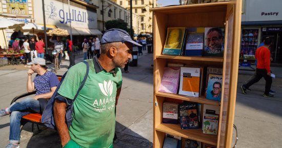 القراءة للجميع.. مكتبات بالمجان بشوارع القاهرة
