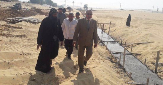 بالصور .. رئيس مدينة ملوى بالمنيا يتابع أعمال إنشاء سور دير أبو فانا