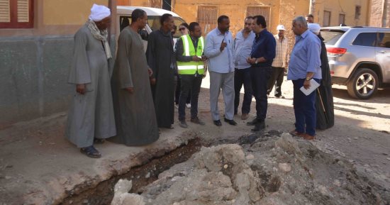 بالفيديو والصور .. محافظ الأقصر يتفقد خطط المشروعات الجديدة والمدارس بمدينة إسنا