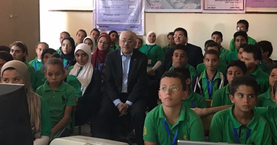 بالصور.. وزير التعليم يجلس بالفصل مع طلاب شرم الشيخ ويؤكد: حاجة تشرف بجد