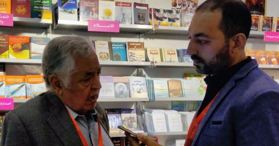 خلال فعاليات معرض الشارقة للكتاب.. الناقد الليبى أحمد الفقيه: المستوى الثقافى فى العالم العربى منحدر ويعانى من التصحر.. ونحن السبب فى الفكر الداعشى.. وجائزة نوبل لا تعرفنا ولم تكن تعرف نجيب محفوظ
