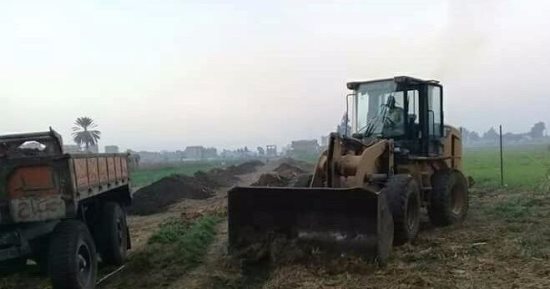 تجريف الأراضى الزراعية بمدينة كفر شكر باللودر