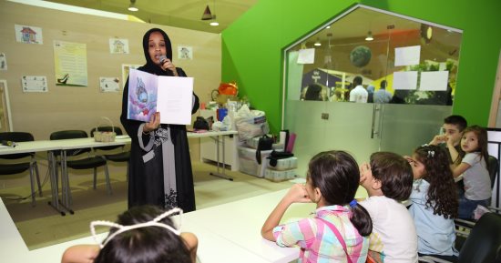 مهارات صوتية وأداء تمثيلى فى ورشة "صديقى الحكواتى" بمعرض الشارقة للكتاب