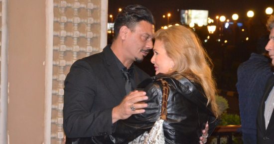 بالصور.. يسرا ووحيد حامد ومنة شلبى أول الحضور فى عزاء والدة عباس أبو الحسن 