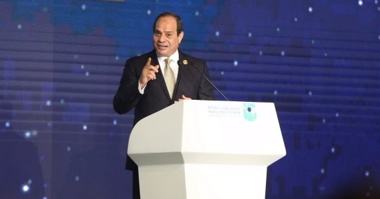 السيسى:  عظيمات مصر تقدمن أبنائهن وأزواجهن فى حرب الشعب ضد الإرهاب