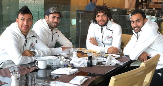 الننى ينشر صورة مع زملائه على مائدة إفطار المنتخب