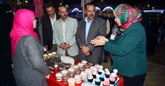 بالصور.. رئيس مدينة مطروح يفتتح معرض منتجات الشباب البيئية واليدوية