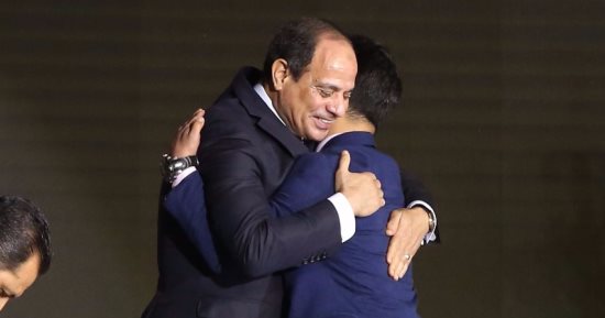 خير سند.. هكذا كرم الرئيس السيسى السباح محمد الحسينى بمنتدى شباب العالم