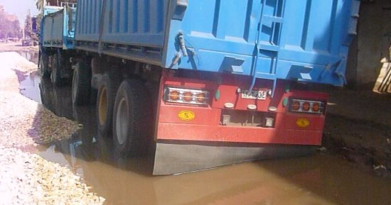 شكوى بسبب كسر ماسورة مياه بقرية كفر الحمادية بالمنوفية وشلل كامل بالشوارع
