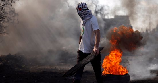 رجل يحمل علم فلسطين يهشم الواجهة الزجاجية لمطعم يهودى فى هولندا