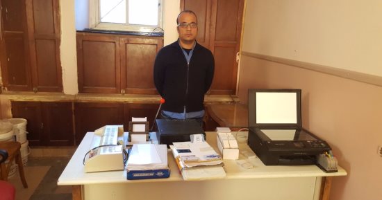 القبض على صاحب شركة وراء تقليد كارنيهات الجهات الرسمية داخل شقة بالبساتين
