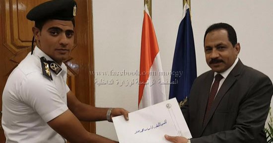 مدير أمن الإسكندرية يكرم ضابط وقوة أمنية لتصديهم محاولة خطف حقيبة سيدة