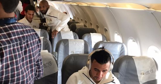 بالصور.. طائرة المنتخب تُقلع من أسوان بعد تزويدها بالبنزين