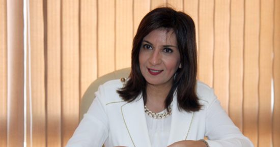نبيلة مكرم تتوجه للكويت غدا لزيارة الشاب المصرى المعتدى عليه