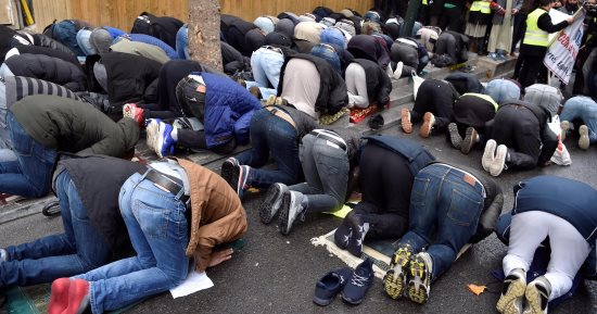 بالصور.. مسلمو فرنسا يؤدون الصلاة فى الشوارع بعد إغلاق السلطات المساجد