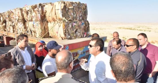 ماذا فعل محافظ أسيوط للحد من ظاهرة "النباشين" وفرز القمامة فى الشوارع؟