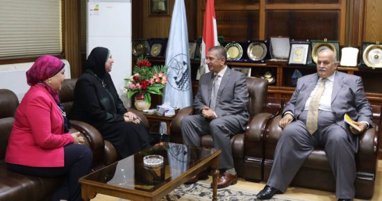محافظ كفر الشيخ يبحث تمويل المشروعات الصغيرة والمتوسطة مع نيفين جامع