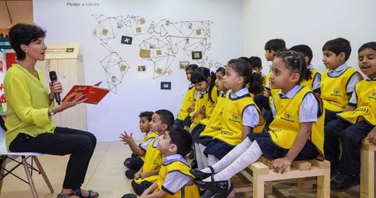 على طريقة أبلة فضيلة.. فاطمة شرف الدين تعلم أطفال الشارقة بالحكايات المصورة