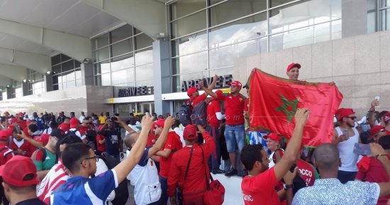 شاهد.. الشرطة الإيفوارية تطلق قنابل الغاز على جماهير المغرب