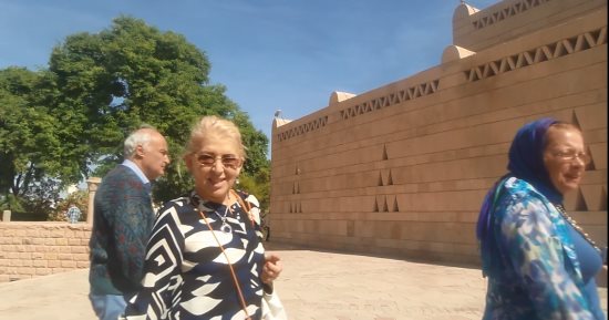 بالصور.. أسرة الملك فاروق فى جولة سياحية بأسوان