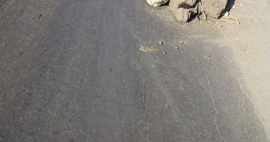 بعد شكوى الأهالي من تكرار الحوادث ..أعمال الرصف تبدأ بطريق دمياط /عزبة البرج