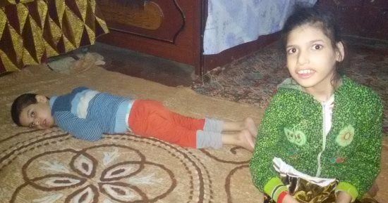 بالصور ..مأساة أسرة تطلب علاج طفليها من ضمور المخ وإعاقة حركية وذهنية 