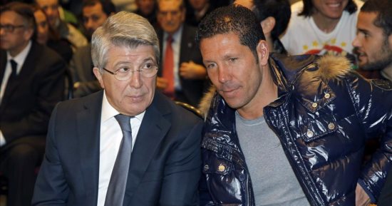 رئيس أتلتيكو مدريد يدعم سيميونى رغم تراجع النتائج 