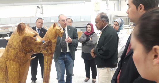 بالصور.. وزير الداخلية والعدل بـ سنغافورة يزور المتحف المصرى الكبير 