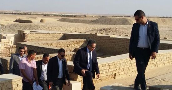 بالصور.. وزير الآثار يتفقد موقع أم البيجات  بالفيوم