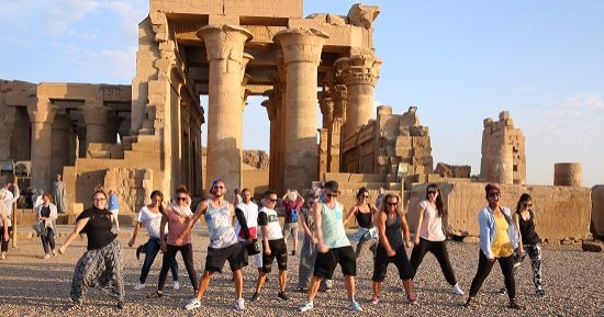 بالصور.. كيف ينشط مدربو الزومبا السياحة فى الأقصر وأسوان