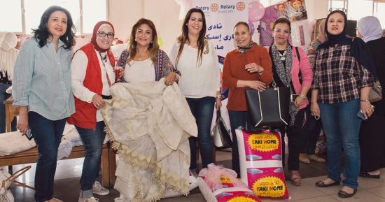 بالصور .. أميمة الشيخ تشارك فى توزيع تجهيزات 100 عروسة من اليتيمات ومحدودات الدخل