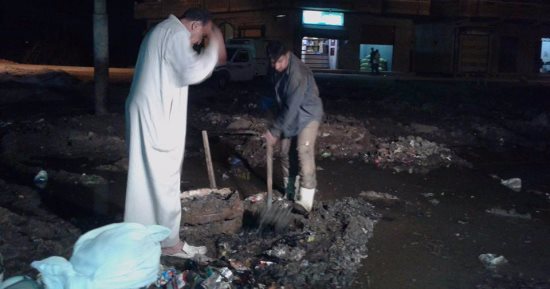 بالصور.. حملة ليلية لنظافة وتطهير خطوط صرف صحى فى فوه بكفر الشيخ 