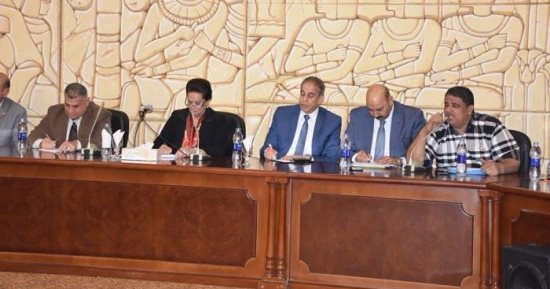 محافظ البحيرة تبحث مع نواب المحافظة حل مشاكل المواطنين