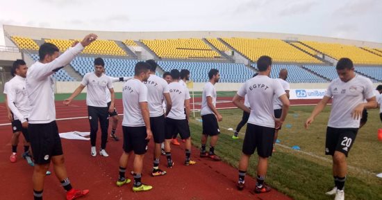 بالصور.. لاعبو المنتخب يشكون "نجيلة" ملعب مباراة غانا