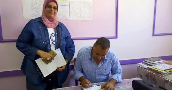 حملة "علشان تبنيها" ببورسعيد تجمع توقيعات المواطنين بحى الضواحى.. صور