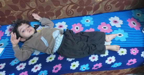 بالصور.. الطفل "شنودة" يحتاج جراحة زراعة عصب بالخارج حتى يتمكن من الحركة 