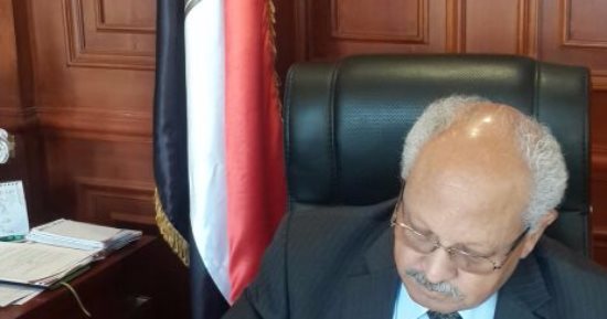 بالصور.. رئيس الجامعة البريطانية بالقاهرة يوقع استمارة "علشان تبنيها"