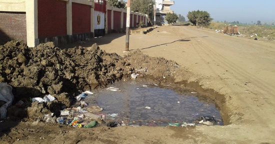 اضبط مخالفة.. حفرة ومياه ملوثة تهدد أطفال قرية الكوم الطويل بكفر الشيخ