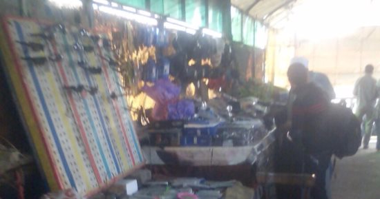 بالصور.. الباعة الجائلون يحتلون كوبرى المشاة بقرية ميت نما فى القليوبية
