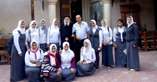 بالصور.. كنيسة العذراء مقصد الطلاب.. وراعى الكنيسة يؤكد على سماحة الإسلام