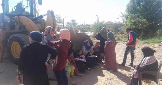 بالصور.. حملة لإزالة المبانى العشوائية بالخارجة.. والمخالفون يعترضون القوات 