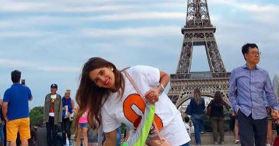 زينة تنشر صورة لها من باريس برفقة أطفالها: "مع عائلتى الجميلة"