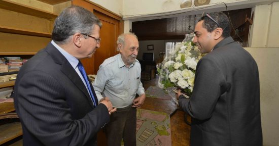 بوكيه ورد من غادة والى اعتذارا للأديب وديع فلسطين عن سوء تصرف موظفة التأمينات